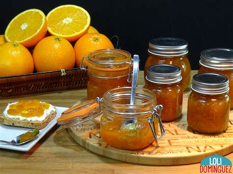 Tarros de mermelada casera de naranja sellados y etiquetados
