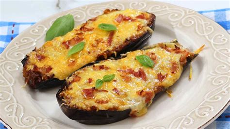 Plato de zapallos italianos y berenjenas gratinadas con un fondo de cocina rústico