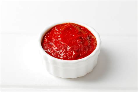Foto de un bote de salsa de tomate abierto en la nevera