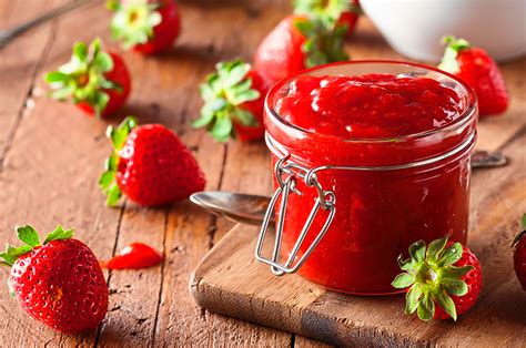Foto de mermelada de fresa con fructosa en tarros esterilizados