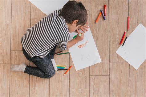 Representación de un niño en un entorno rural de los años 80, quizás dibujando o leyendo