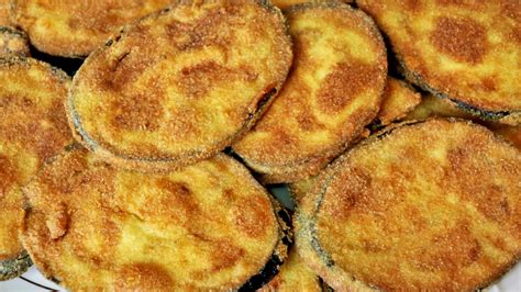 Foto de berenjenas apanadas con panko doradas y crujientes