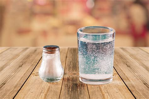 Diagrama mostrando la mezcla de agua, hielo y sal en un recipiente con una botella sumergida