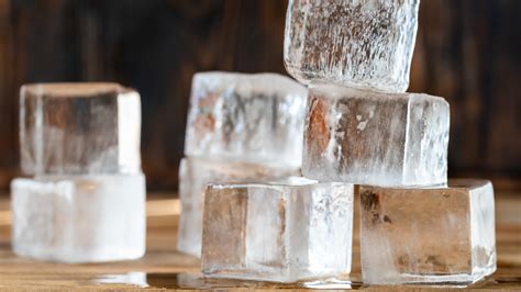 Secuencia de fotos mostrando el proceso de creación de hielo instantáneo