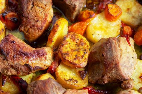 Asado de cerdo con papas y zanahorias