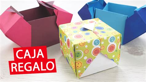 varias cajas de origami y papel con bombones o pequeños regalos