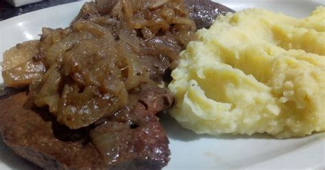 Fotografía: Plato de hígado encebollado servido con guarnición de puré de papas