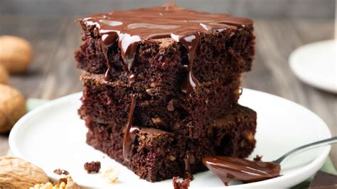 Foto de un brownie con la capa superior crujiente y el interior denso