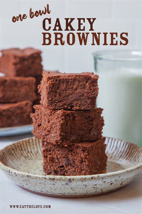 Infografía mostrando la diferencia entre un brownie cakey y un brownie fudgy