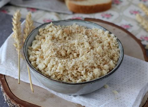 Comparación visual entre panko y pan rallado tradicional, mostrando las diferencias de tamaño y textura de las migas