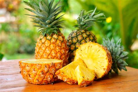 Foto de una piña (abacaxi) fresca y cortada