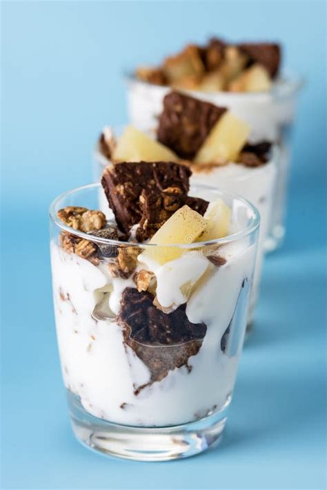 Foto de crema helada de chocolate servida en copas con decoración de almendras y barritas de chocolate