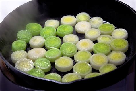 puerros salteándose en una sartén