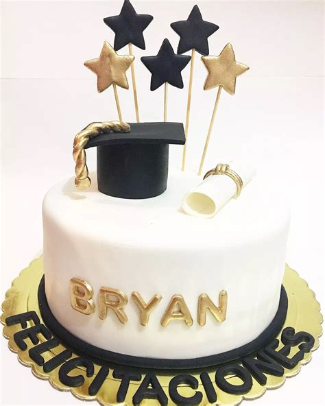 Torta de graduación personalizada con elementos decorativos y colores festivos