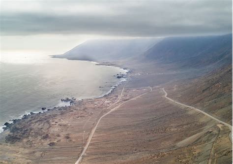 Niebla costera (camanchaca) sobre el desierto y el mar en Atacama