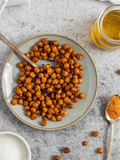 Una foto apetitosa de garbanzos asados crujientes en un bol, con hierbas y levadura nutricional.