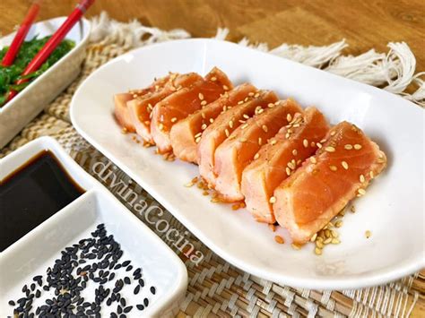 Tataki de salmón fileteado mostrando el sellado exterior y el centro crudo