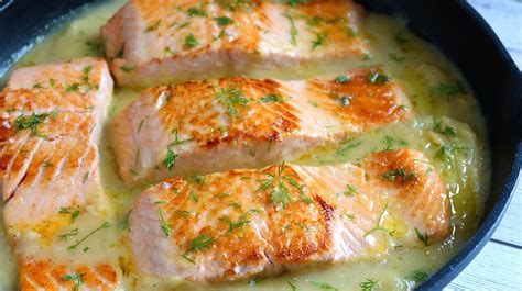 Lomos de salmón marinándose en salsa