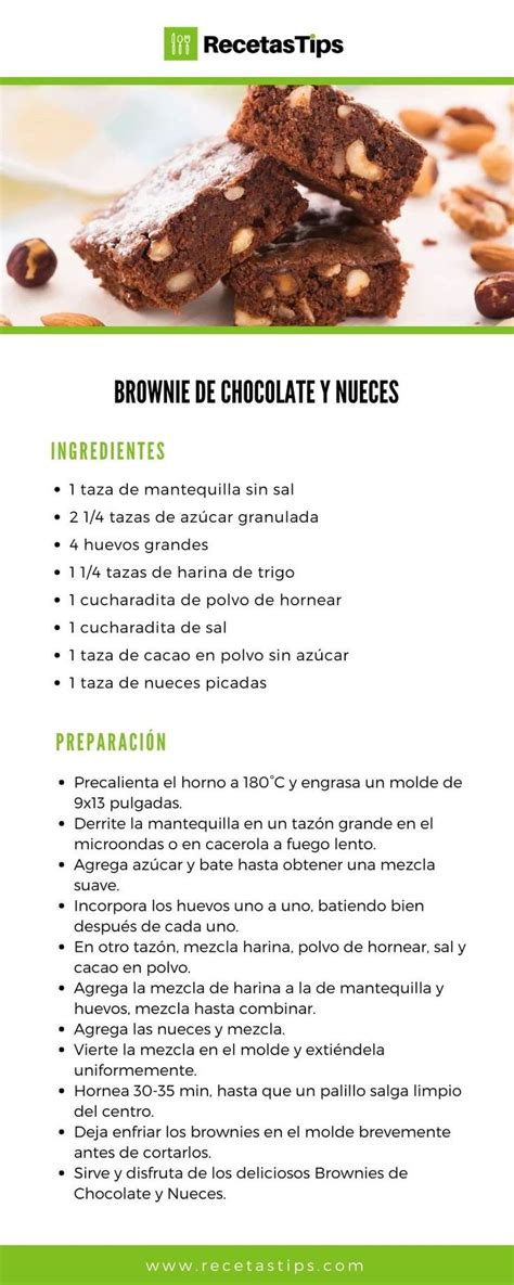 Ingredientes para brownie sobre una tabla de madera: chocolate, nueces, huevos, mantequilla, harina y azúcar