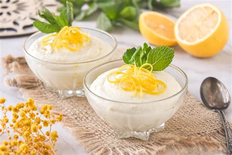 Foto de una mousse de limón decorada con ralladura y menta