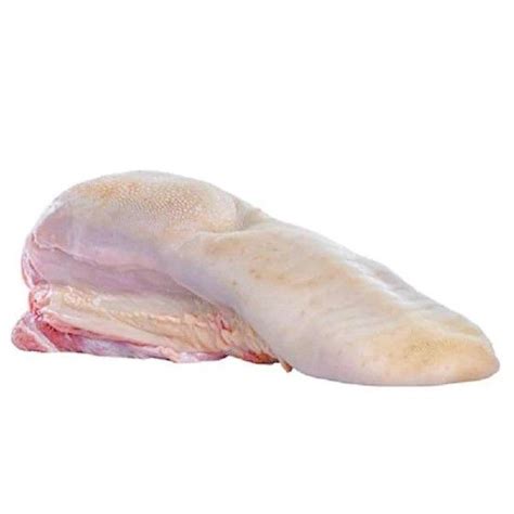 Corte de carne de lengua de res cruda preparada para limpieza