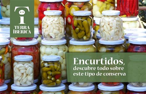 Collage de diferentes tipos de encurtidos del mundo