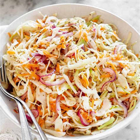 Ensalada de repollo con zanahoria y cebolla verde