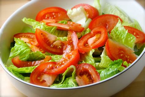 Ensalada fresca de lechuga y tomate