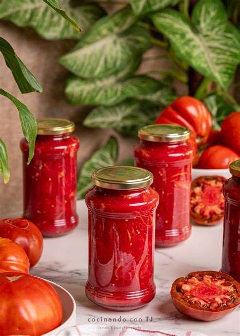 Mermelada de tomate y pimiento en tarros de cristal, con hierbas frescas
