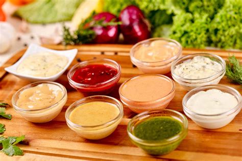Variedad de salsas caseras para carnes asadas