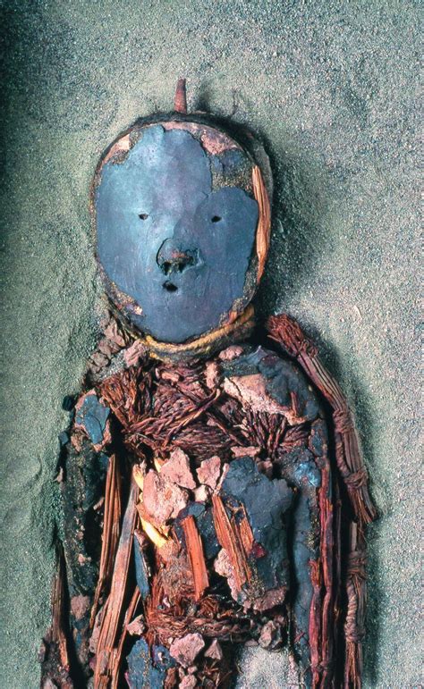 Representación artística o fotografía de una momia Chinchorro, destacando su técnica de momificación