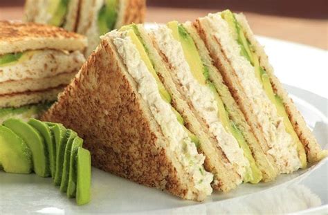Esquema con los componentes principales del Sándwich Ave Palta: pollo desmenuzado, palta y pan