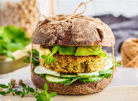 Foto temática de una hamburguesa de garbanzos casera con vegetales frescos