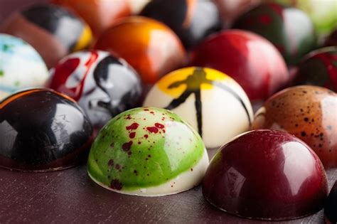 Surtido de bombones de chocolate de diversas formas y colores