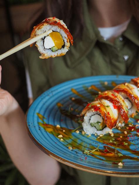 Foto de un plato de sushi fusión con presentación artística y colores vibrantes