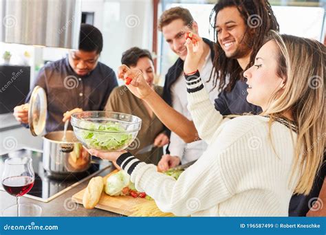 Estudiante de Erasmus cocinando en una cocina compartida