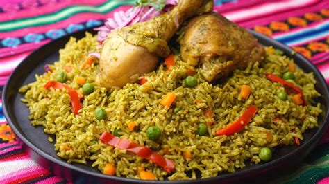 Foto de plato de Arroz con Pollo peruano de color verdoso con trozos de pollo y verduras