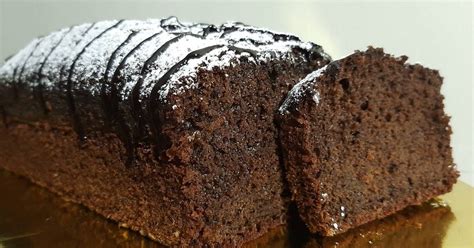 Queque de chocolate húmedo y glaseado, listo para servir