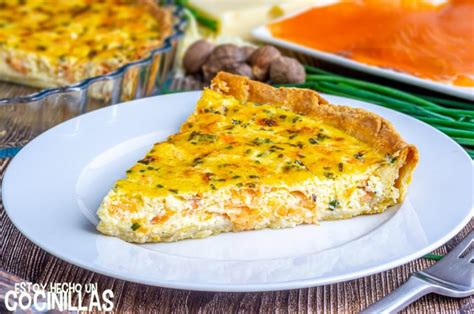 Fotografía profesional de un quiche de salmón decorado con ciboulette fresco sobre una mesa de cocina