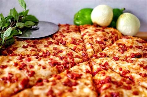 Pizza con chorizo, jamón y quesos