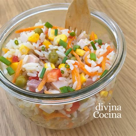Ensalada de arroz con pepinillos, bonito y aceitunas, aderezada con vinagreta de anchoas