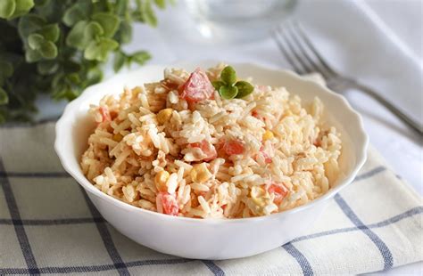 Ensalada de arroz cremosa con mayonesa, verduras, pepinillos y aguacate en un bol