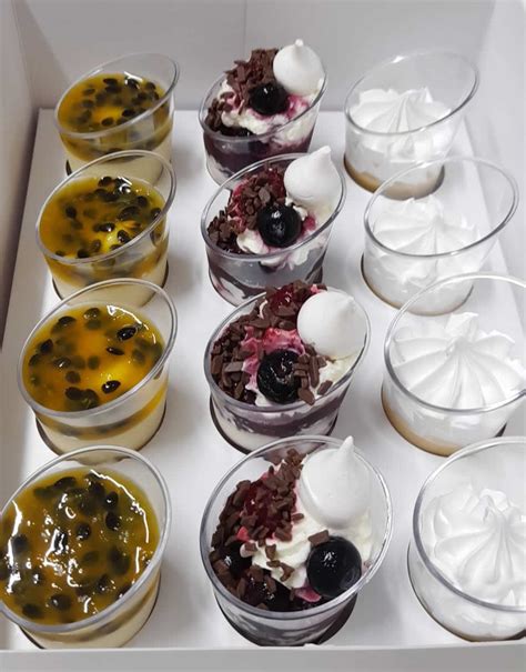 Postres individuales sofisticados con frutas y chocolate