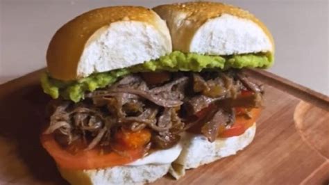 Sándwich de potito o mechada recién preparado en La Picá del Licho