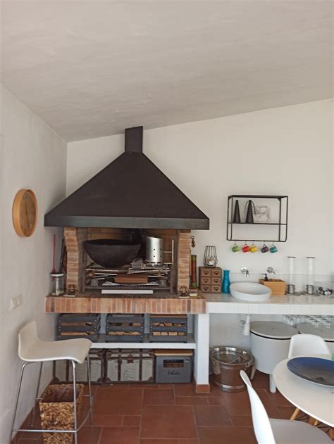 Interior de la pequeña cocina de La Picá del Licho con ollas y planchas