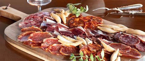 Tabla de embutidos con jamón cocido y acompañamientos