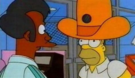 Homer Simpson con cámara oculta en el Kwik-E-Mart de Apu