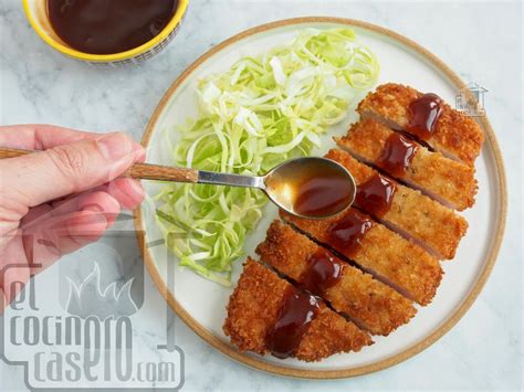 Esquema de un plato tradicional de tonkatsu con su guarnición de col cortada en juliana y salsa tonkatsu.