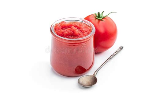 Salsa de tomate casera en un frasco de vidrio, con hojas de albahaca fresca