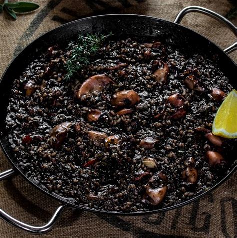 Plato con arroz negro cocido, mostrando su color morado oscuro